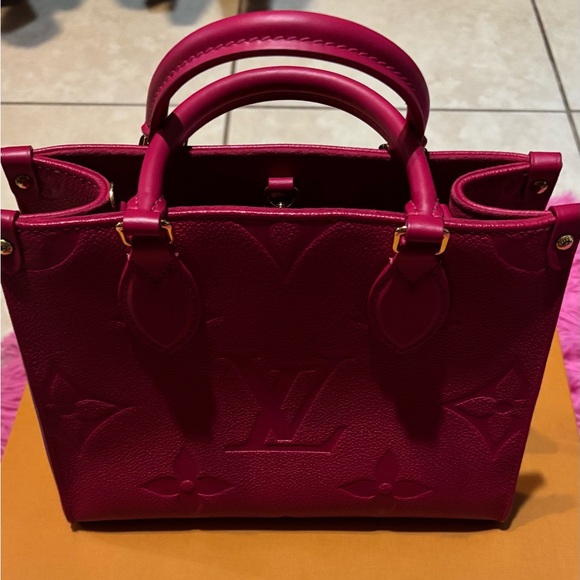 Louis Vuitton OnTheGo Empreinte PM Freesia in Leather with Gold-tone - Picture 11 of 12